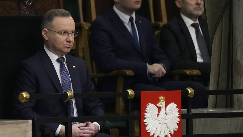 Polens Präsident Andrzej Duda (l) hat einmal mehr den radikalen Umbau der öffentlich-rechtlichen Medien kritisiert. Foto: Czarek Sokolowski/AP/dpa