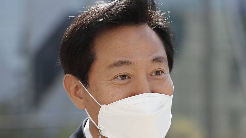 Oh Se-hoon, Kandidat für die Bügermeisterwahl in Seoul, hat die Nachwahlen als Kandidat der oppositionellen «People Power Party» (PPP) gewonnen. Foto: Lee Jin-Man/AP/dpa