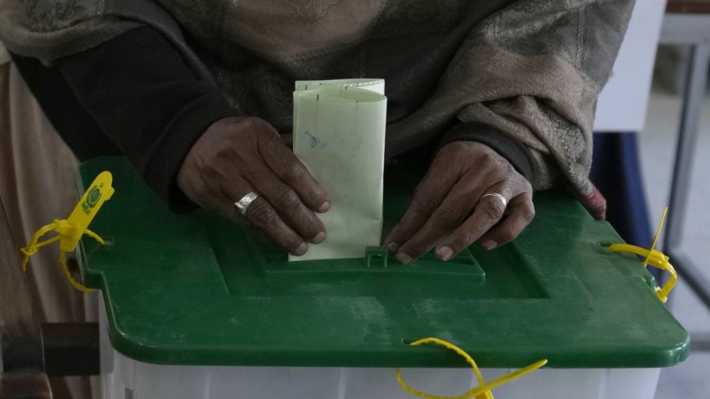 Eine Frau gibt ihre Stimme in einem Wahllokal während der Parlamentswahlen ab. Foto: Anjum Naveed/AP/dpa