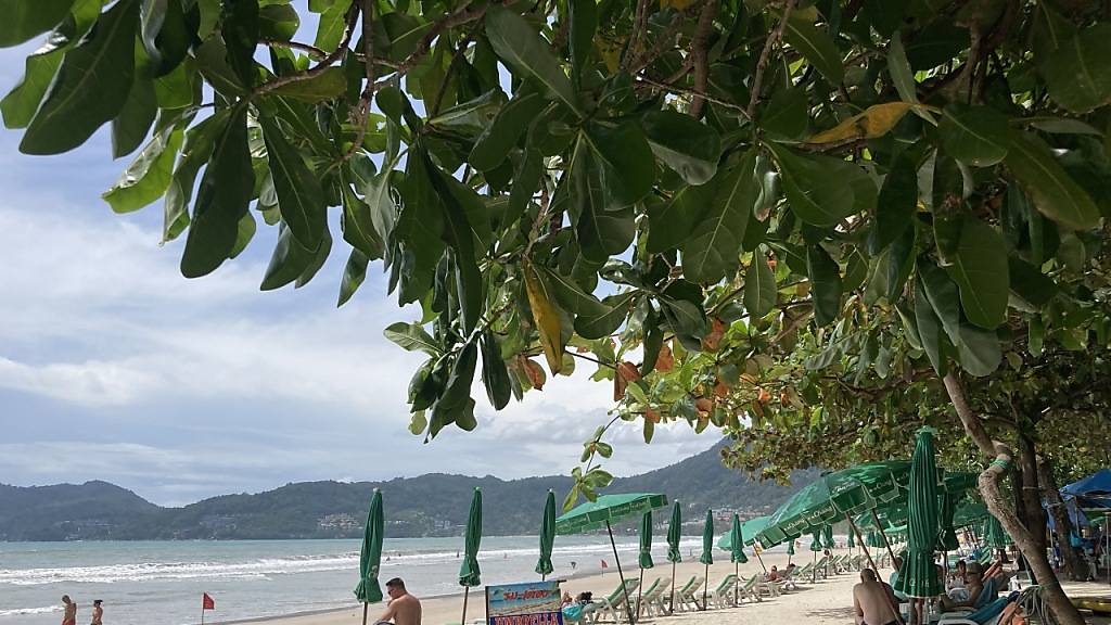 Touristen halten sich im Rahmen des Modellprojekts «Sandbox» am Patong Beach auf. Thailand will sich am 1. November für Flugreisende aus der Schweiz und 45 weiteren Ländern mit geringem Corona-Risiko öffnen.