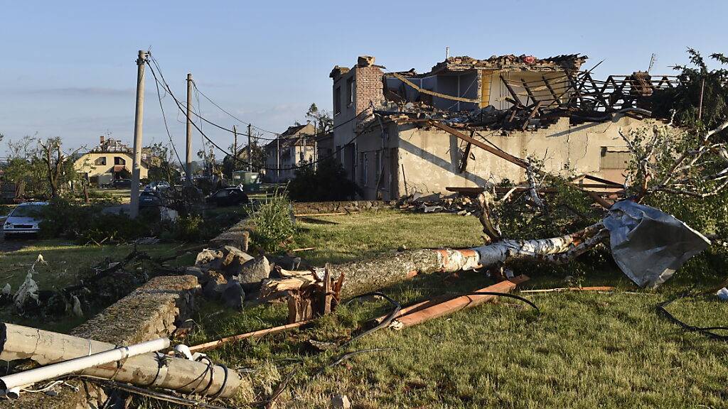 Häuser sind beschädigt, nachdem ein Tornado das Dorf Moravska Nova Ves im Bezirk Hodonin getroffen hat. Bei einem Unwetter mit einem Tornado sind im Südosten Tschechiens Menschen ums Leben gekommen und verletzt worden. Foto: Salek Vaclav/CTK/AP/dpa