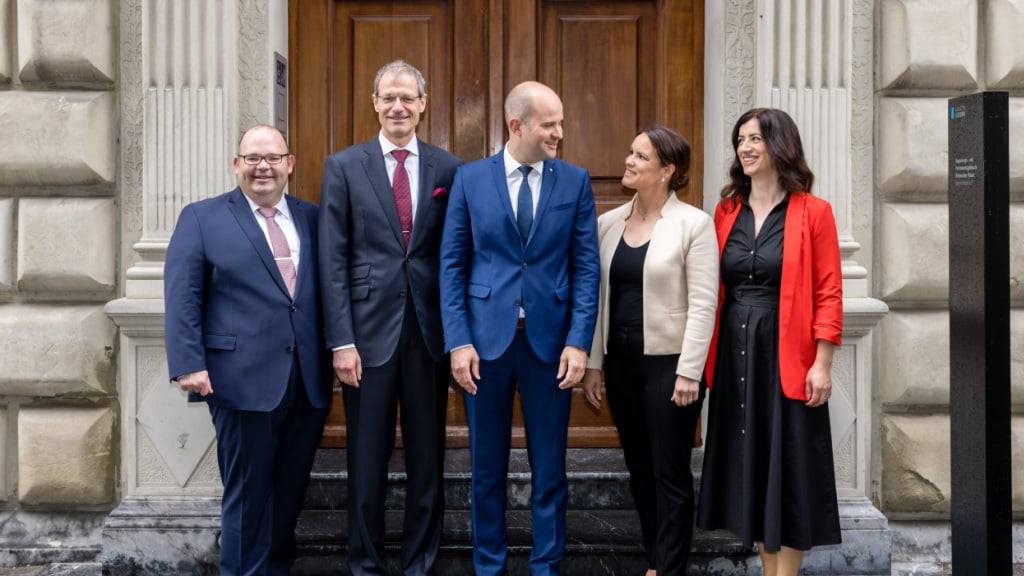 Die Regierungsmitglieder Armin Hartmann (SVP), Reto Wyss (Mitte), Fabian Peter (FDP), Michaela Tschuor (Mitte) und Ylfete Fanaj (SP) sollen, wenn sie bei der Arbeit verunfallen, nicht schlechter gestellt sein als das Staatspersonal. (Archivaunfahme)