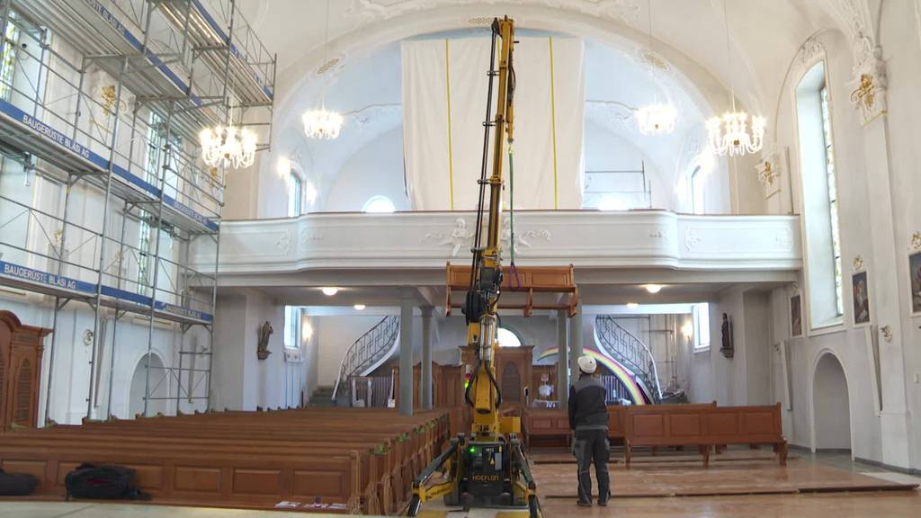 Kran in Kirche: Sanierungsarbeiten der St.Otmarkirche Andwil