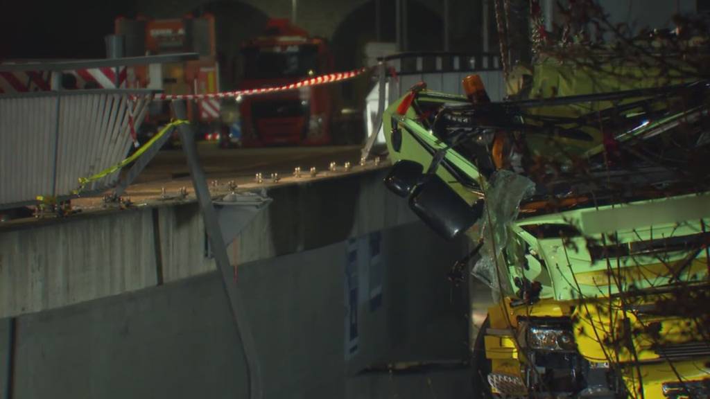 Tragischer Brückensturz: Nach der komplizierten Bergung ist klar: Der Lkw-Fahrer überlebte den Unfall nicht