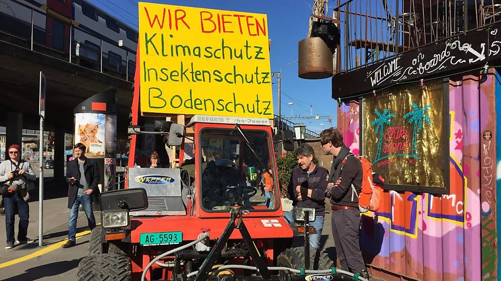 Mehrere tausend Bauern und Klimastreikende haben sich am Samstag in Bern versammelt, um gemeinsam für ihre Vision einer «Landwirtschaft mit Zukunft» einzustehen.