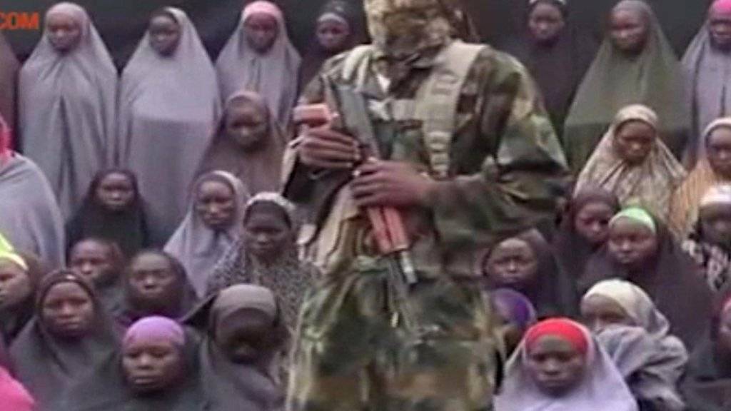 Ein Boko-Haram-Kämpfer zeigt die entführten Mädchen in Nigeria in einem Video - Gespräche mit der Regierung über die Freilassung der Geiseln sind bereits dreimal gescheitert.