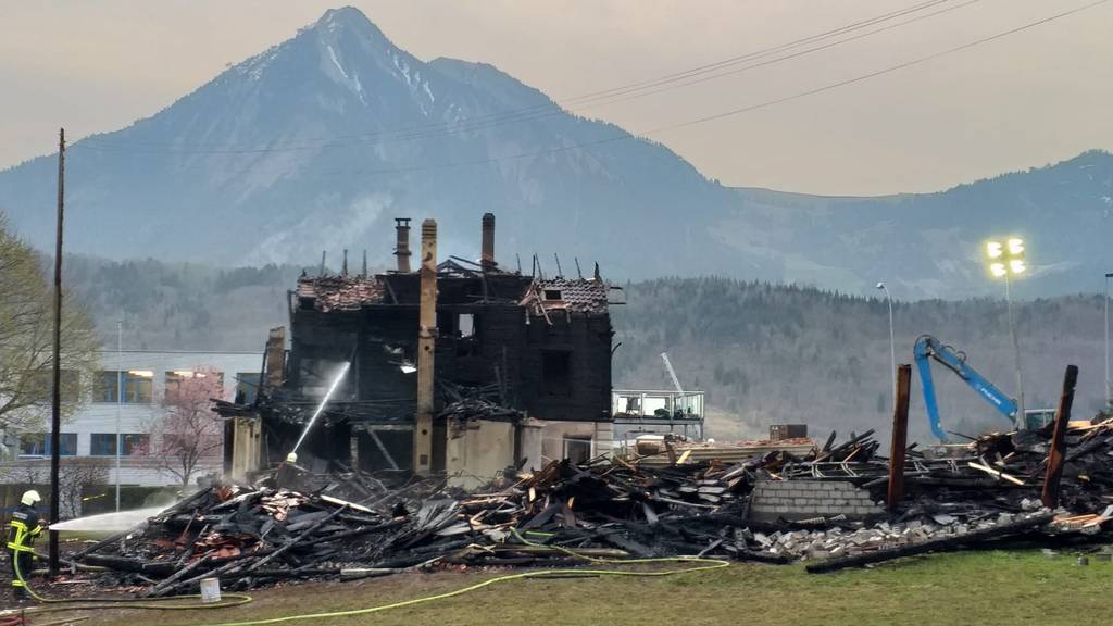 Brand fordert fünf Verletzte – Gebäude bis auf die Mauern niedergebrannt