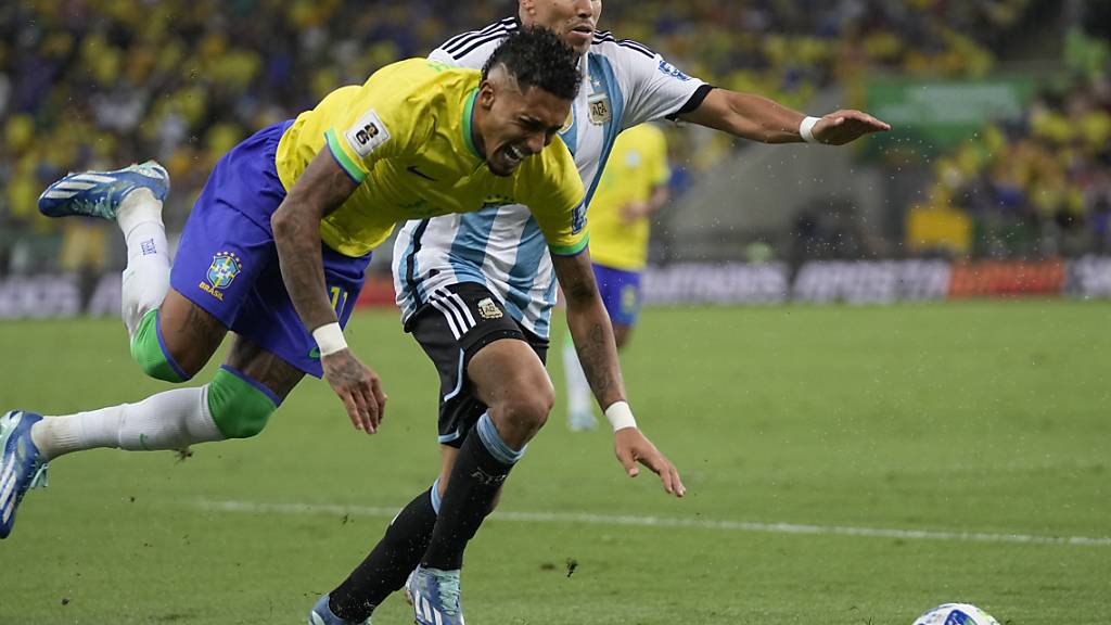 Brasilien ist (wie auf dem Bild Raphinha vor Marcos Acuña) in der WM-Qualifikation ins Straucheln geraten