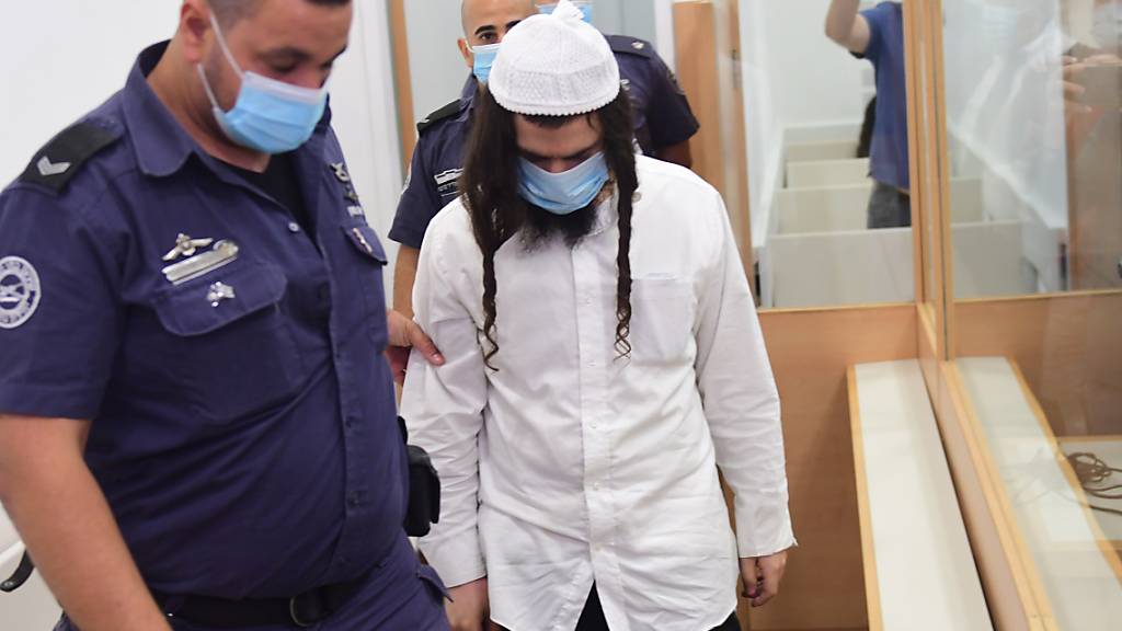 Amiram Ben-Uliel, israelischer Rechtsaktivist, kommt zur Urteilsverkündung in ein Bezirksgericht in Lod. Fünf Jahre nach einem tödlichen Brandanschlag auf eine Palästinenserfamilie hat ein israelisches Gericht den Hauptverdächtigen schuldig gesprochen. Foto: Avshalom Sassoni/Maariv POOL/AP/dpa