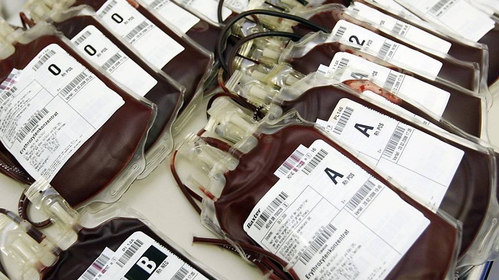 Unter bestimmten Auflagen sollen künftig auch Männer, die mit Männern Sex haben, zum Blutspenden zugelassen werden. (Symbolbild)