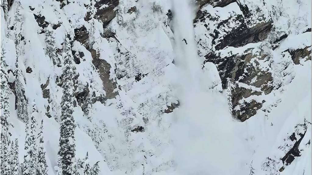 Schneemobil-Fahrer stürzt massive Klippe hinab – und wird nur leicht verletzt