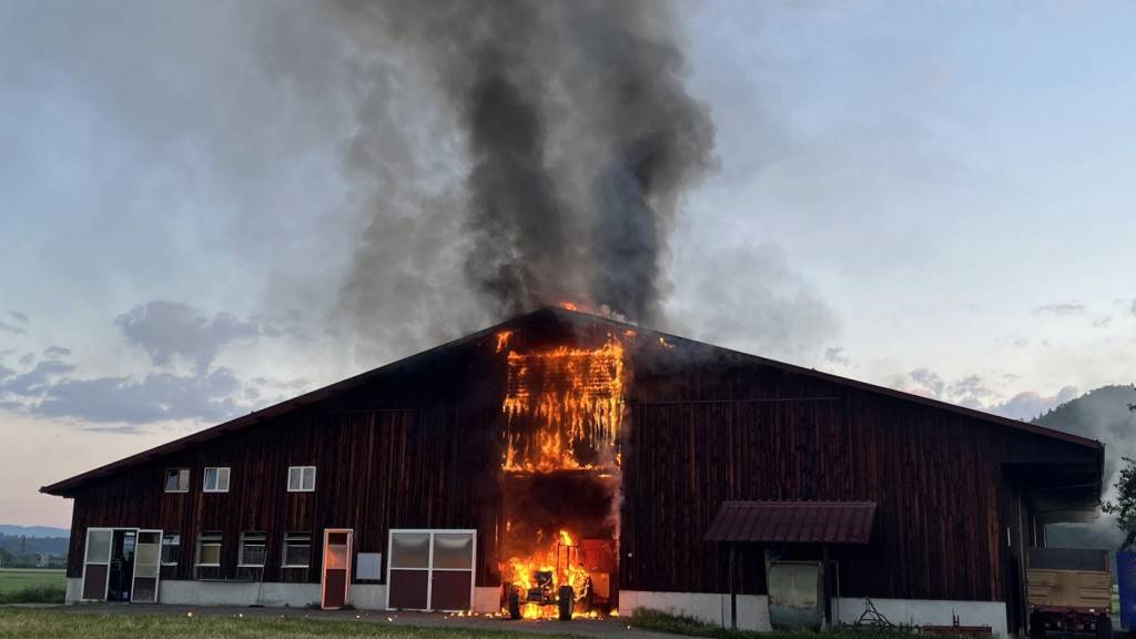 Eine Scheune in Dagmersellen an der Grenze zu Reiden hat am frühen Mittwochmorgen Feuer gefangen.