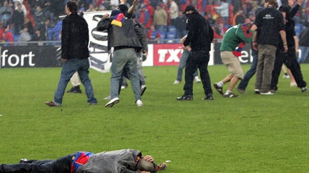 Gewalt und Chaos nach dem Spiel zwischen dem FC Basel und dem FC Zürich am 13. Mai 2006 im Basler St. Jakob Park.