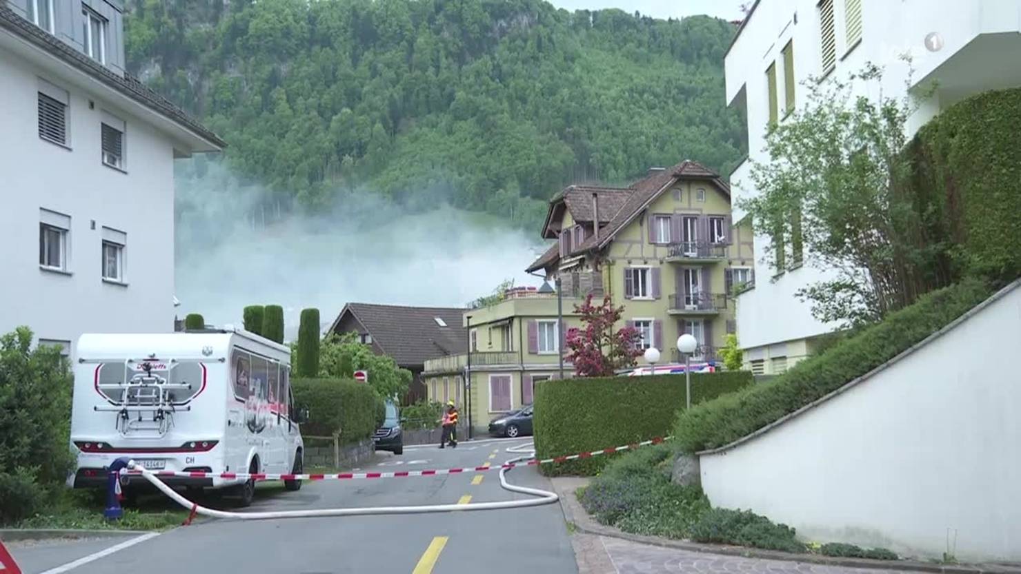 Wohnhausbrand in Hergiswil: Bewohnerin rettet sich unverletzt, Feuerwehren aus vier Gemeinden im Grossaufgebot — image 2