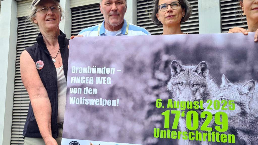 «Graubünden - Finger weg von den Wolfswelpen», fordern Christine Steiner von CHWolf (1.v.l.), Rolf Hilfiker von Wolfshirte und Vertreterinnen weiterer Wolfsschutzorganisationen in einer Petition an die Bündner Regierung.