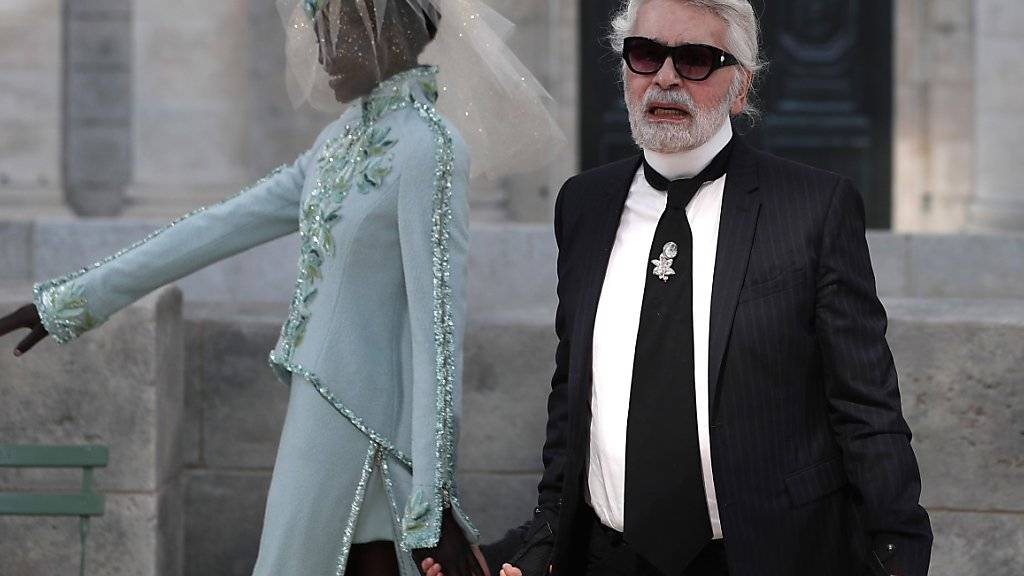 Die Kleider und Handtaschen des im Februar verstorbenen Stardesigners Karl Lagerfeld waren im vergangenen Jahr vor allem in Asien heiss begehrt. (Archivbild)