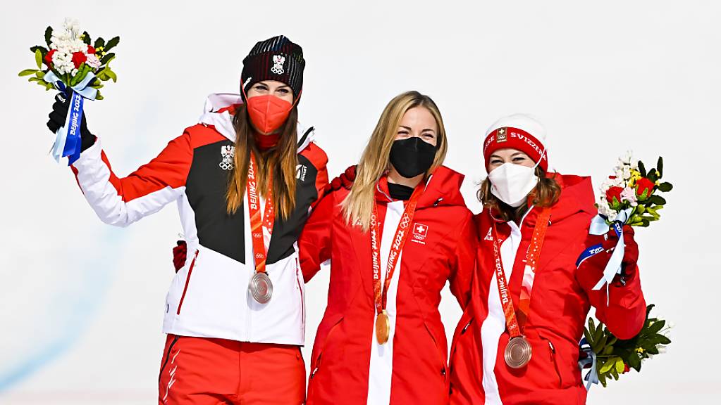 Super-G-Podest mit zwei Schweizerinnen – in der Mitte Olympiasiegerin Lara Gut-Behrami, rechts Michelle Gisin – und der zweitklassierten Österreicherin Mirjam Puchner.