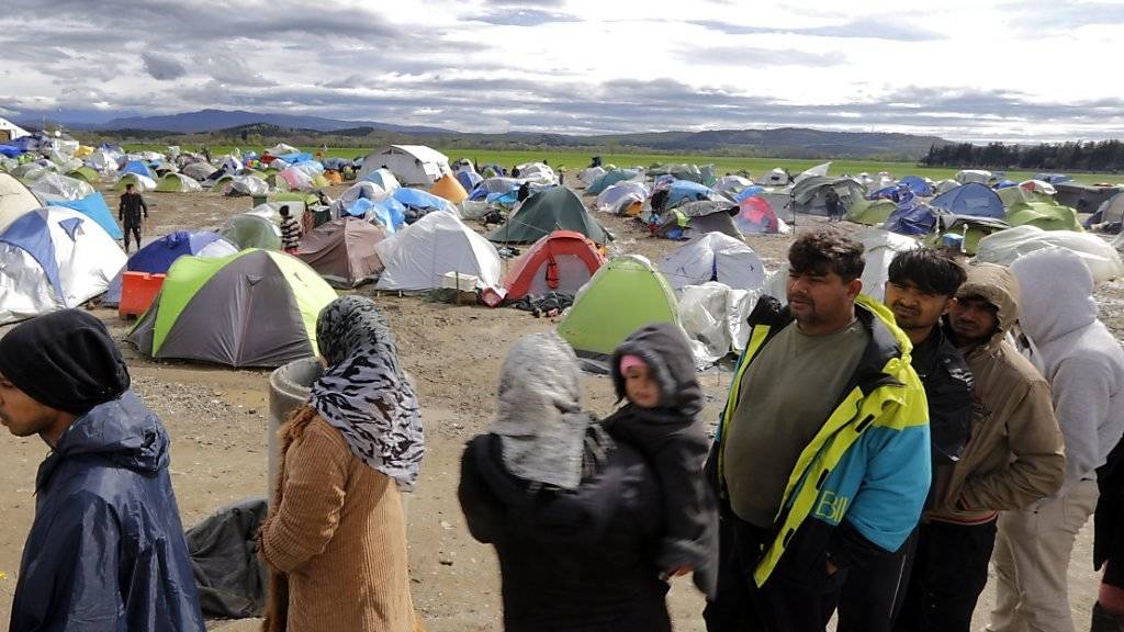 Wegen der Schliessung der Balkanroute sitzen diese Flüchtlinge an der griechisch-mazedonischen Grenze in Idomeni fest. (Archivbild)