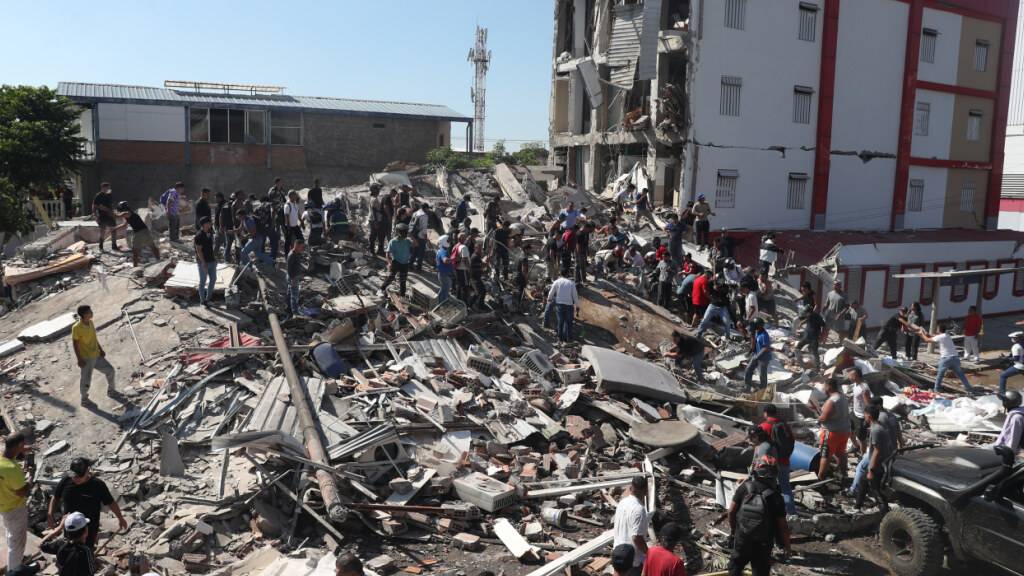 Anwohner und Rettungskräfte durchsuchen die Trümmer eines eingestürzten Gebäudes in Kolumbien. Foto: Santiago Saldarriaga/AP/dpa
