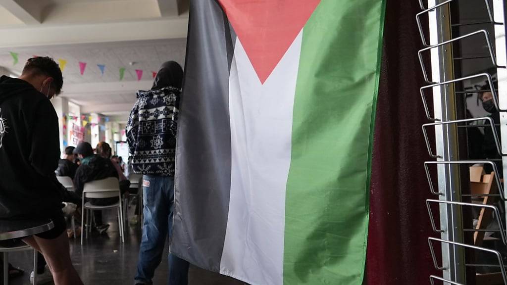 Pro-Palästina-Aktivistinnen und -Aktivisten wollen am Donnerstag abermals die Universität Bern besetzen - diesmal für einen Tag. Im Bild: Die erste Besetzung von Mitte Mai. (Archivbild)