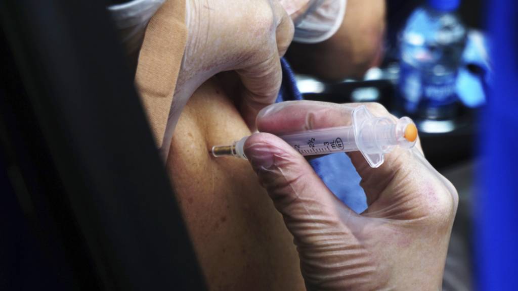 ARCHIV - Eine Person erhält einen Covid-19-Impfstoff in einer regionalen Impfstelle im US-Bundesstaat Texas. Foto: Miguel Roberts/The Brownsville Herald/AP/dpa