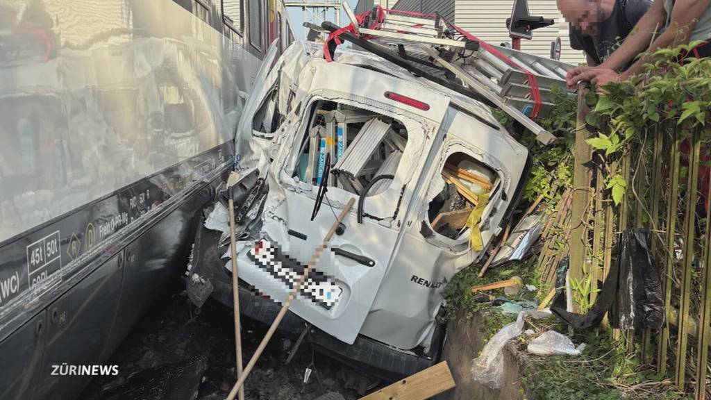 Wieder Crash am Bahnübergang in Horgen: Auto von Zug erfasst