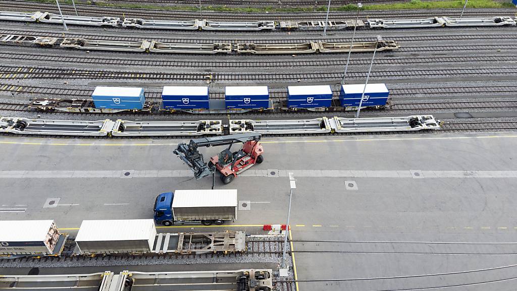 Der Ständerat will die Verlagerung des Güterverkehrs von der Strasse auf die Schiene verstärkt fördern. (Themenbild)