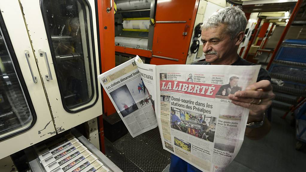 Ein Druckereiangestellter prüft 2014 Druck und Farbe der «La Liberté». (Archivbild)