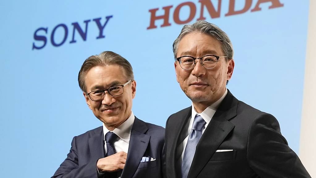 Japanische Kooperation: Die Chefs vom Elektronikriesen Sony und vom Autohersteller Honda verkünden Zusammenarbeit.