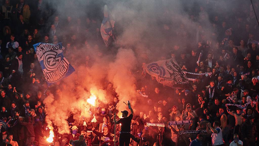 Am Derby GC-FCZ kam es 2021 zu Fackelwürfen. Die Staatsanwaltschaft führt in diesem Zusammenhang Verfahren gegen fünf Personen, ein weiterer Fall liegt bei der Jugendanwaltschaft. (Archivbild)