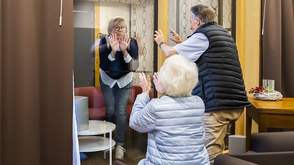 Eine Besucherbox im Thuner Burgerheim: Das Besuchsverbot in Alters -und Pflegeheimen im Kanton Bern wird ab kommender Woche gelockert. Nach wie vor müssen aber Sicherheitsmassnahmen einghalten werden.
