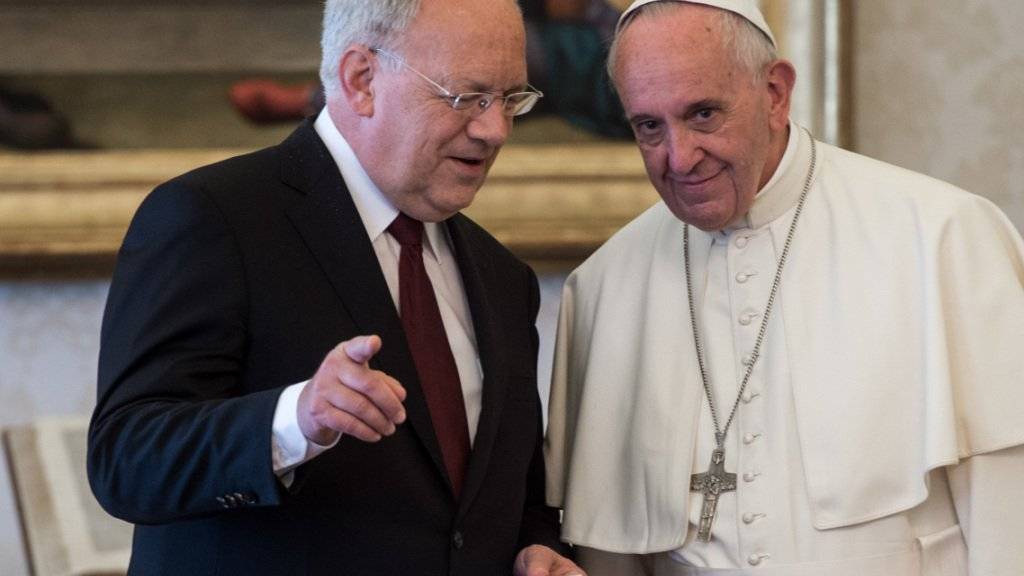Bundespräsident Johann Schneider-Ammann (links) trifft Papst Franziskus im Vatikan.