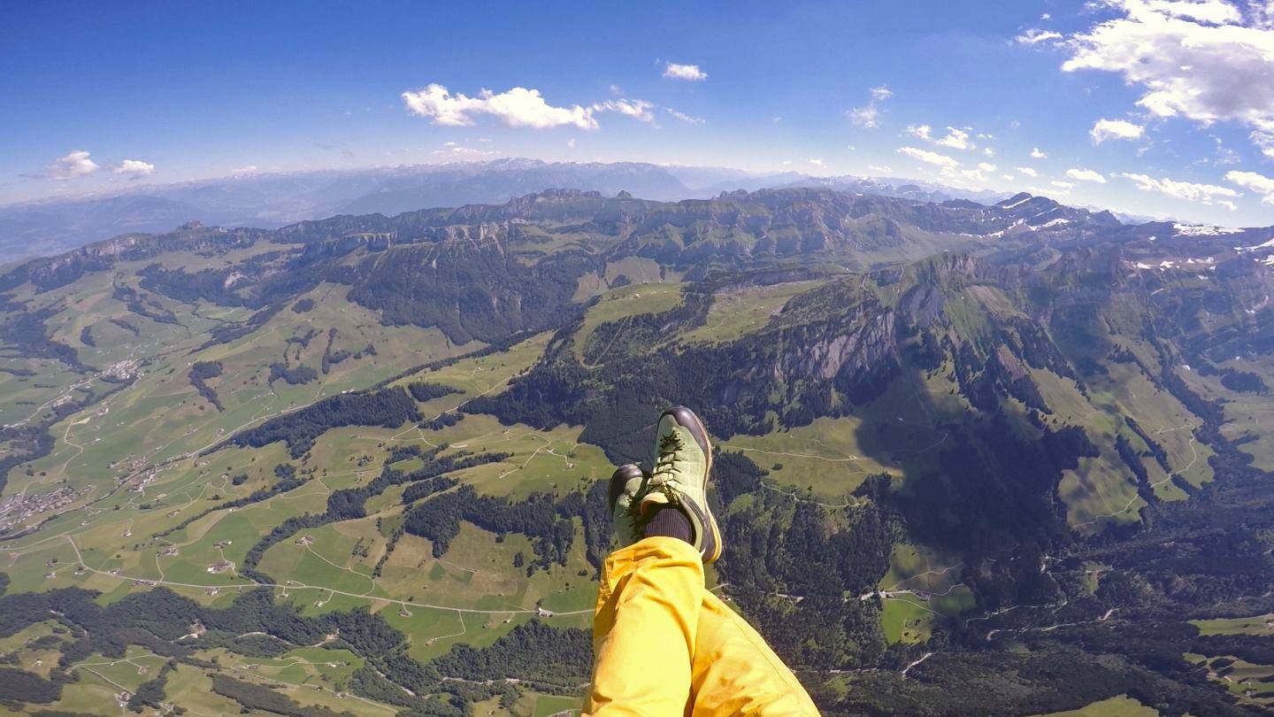 Gleitschirmflug über den Alpstein: Links der Hohe Kasten, die Ebenalp oberhalb der Füsse.