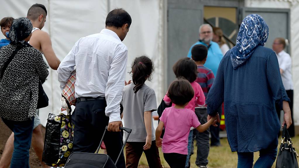 Flüchtlinge kommen in die damals neu geschaffene Erstaufnahmeeinrichtung. Bundeskanzlerin Merkel (CDU) und Innenminister Seehofer (CSU) haben sich darauf verständigt, zusätzlich rund 1500 weitere Migranten von den griechischen Inseln aufzunehmen.