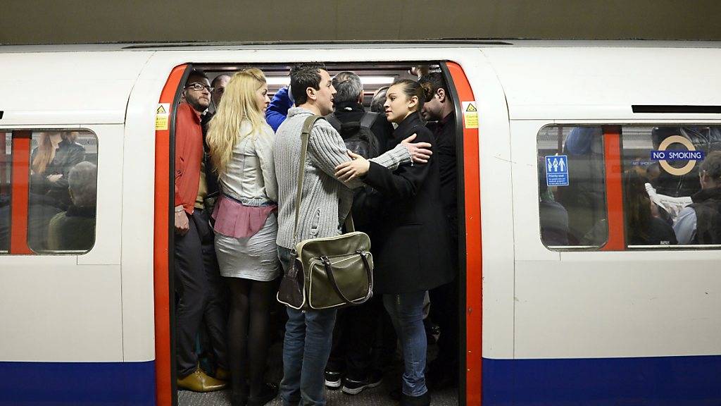 Trotz schärferer Ausgangsbeschränkungen wegen der Corona-Pandemie waren viele Londoner U-Bahnen am Dienstag überfüllt. (Symbolbild)