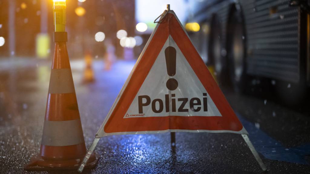 Ein 19-jähriger Motorradfahrer verletzte sich am Donnerstag in Wila bei einem Unfall mit einem Postauto schwer. (Symbolbild)