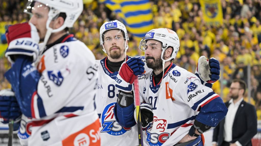 Die Enttäuschung über das Ausscheiden in den Playoff-Halbfinals gegen den HCD steht den ZSC-Spielern Juho Lammikko (Mitte) und Denis Hollenstein (rechts) ins Gesicht geschrieben