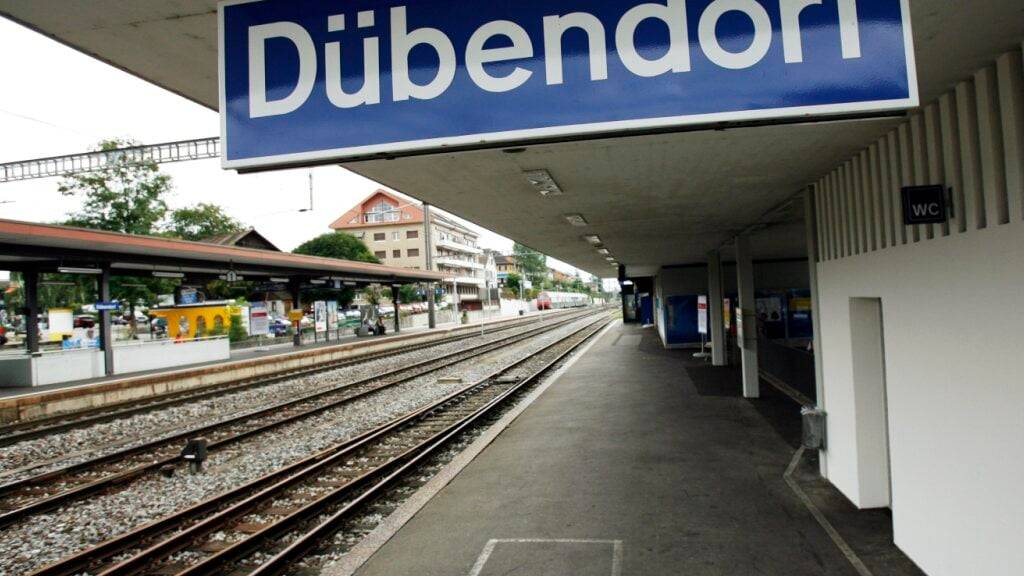 Unter dem Bahnhof Dübendorf dürfen Velos künftig nicht mehr fahren. Eine Beschwerde gegen das Fahrverbot lehnte das Bundesgericht ab. (Archivbild)