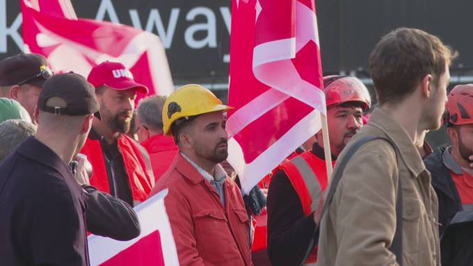 Angestellte von Stahl Gerlafingen protestieren in Bern