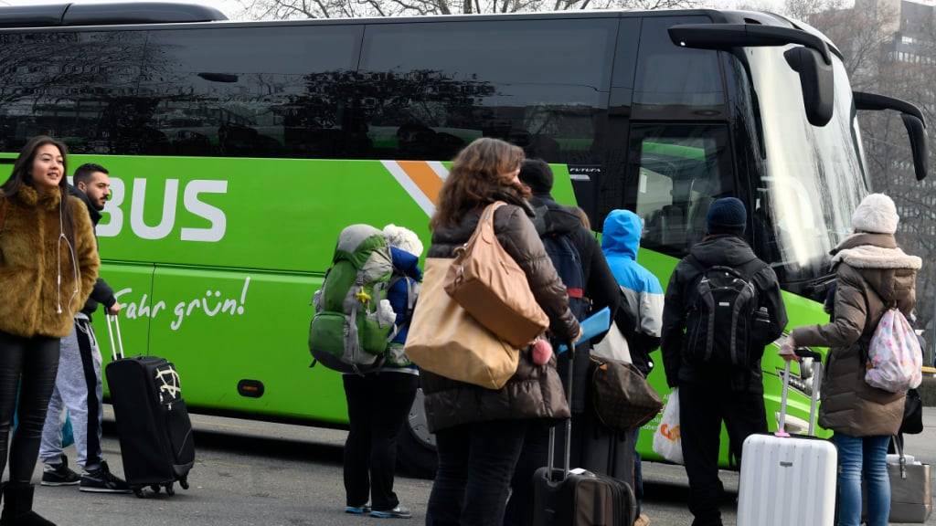 Reisende warten auf die Abfahrt eines Flixbusses auf dem Carparkplatz in Zürich. (Archivbild)