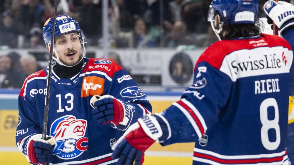 Justin Sigrist (links) jubelt mit seinem ZSC-Teamkollegen Willy Riedi über ein Tor
