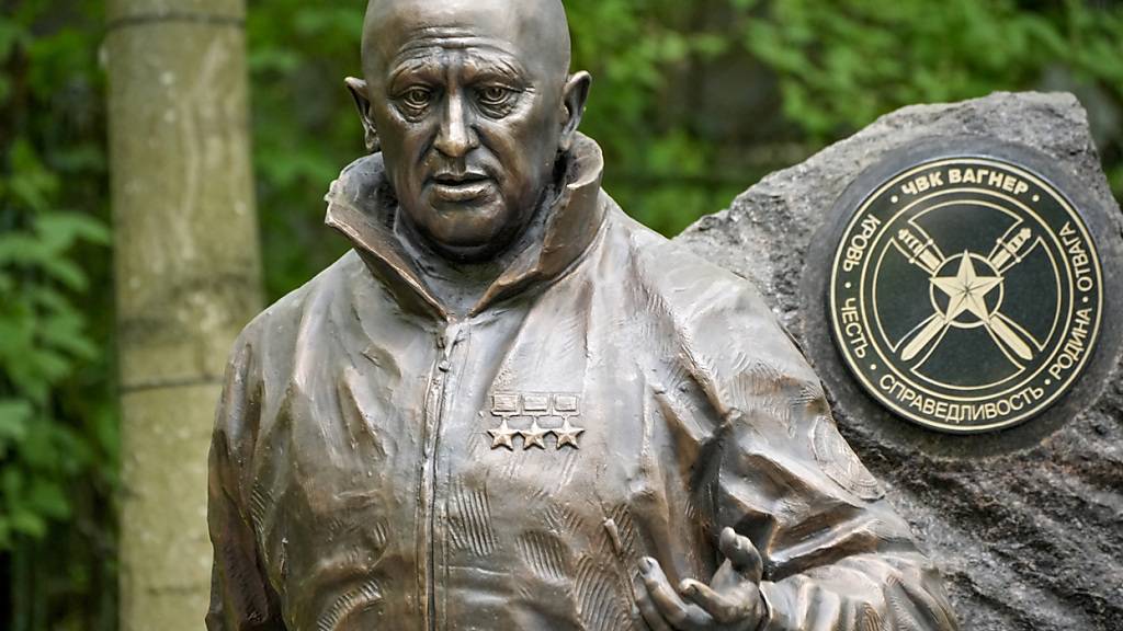 Eine Skulptur des russischen Söldnerchefs Jewgeni Prigoschin in St. Petersburg. Foto: Dmitri Lovetsky/AP/dpa