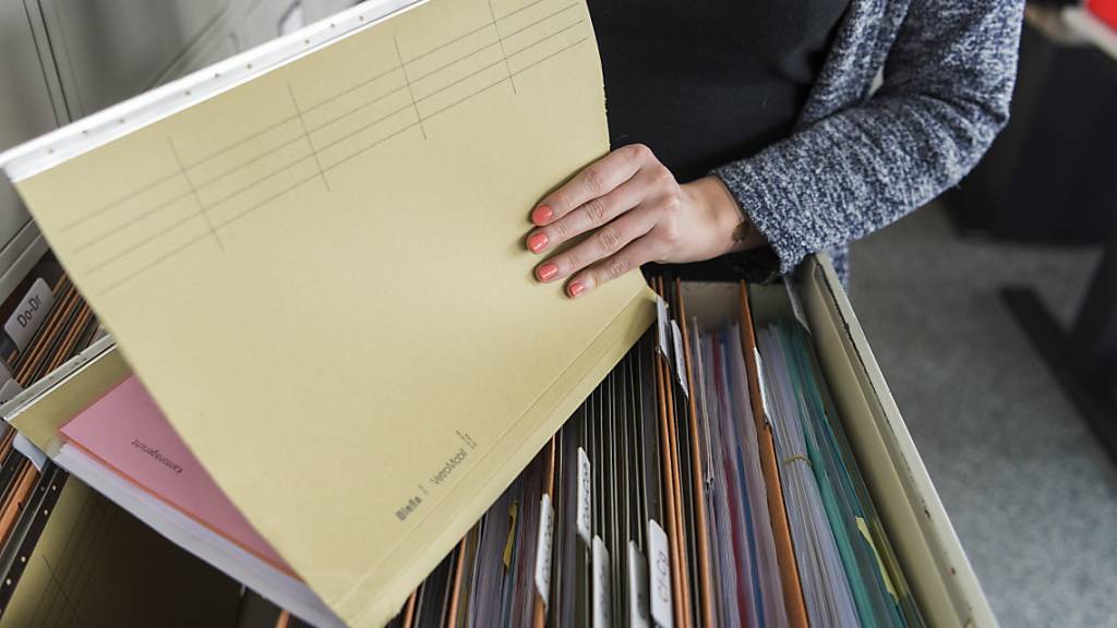 Für das Zuger Staatspersonal gibt es eine Teuerungszulage. (Archivaufnahme)