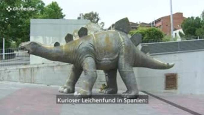 Kurioser Leichenfund: Vater und Sohn finden Toten in Dino-Statue