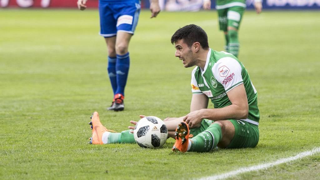 Die St Galler Danijel Aleksic wirkt verzweifelt beim Super League Meisterschaftsspiel zwischen dem FC Luzern und dem FC St Gallen vom Montag, 2. April 2018 in Luzern.