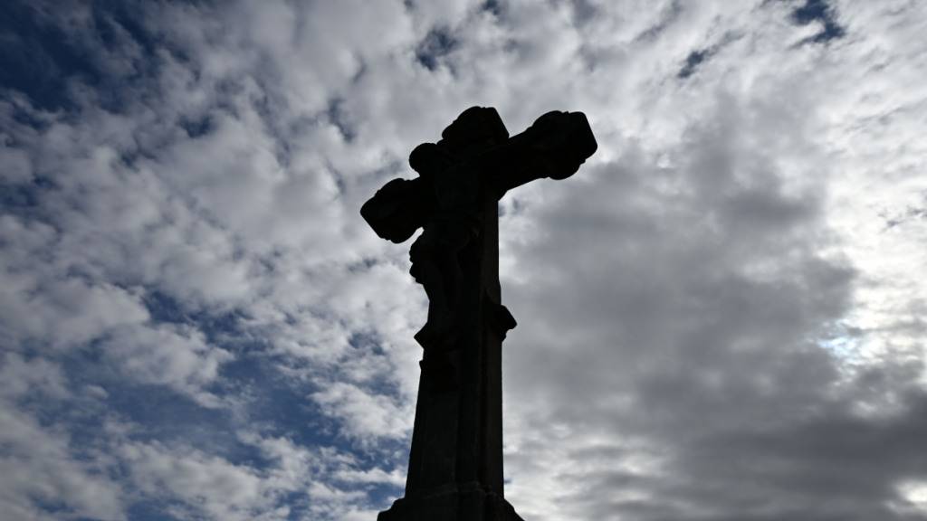 Nach einer Austrittswelle 2023 verliessen im vergangenen Jahr wieder weniger Katholikinnen und Katholiken die Kirche. (Symbolbild)