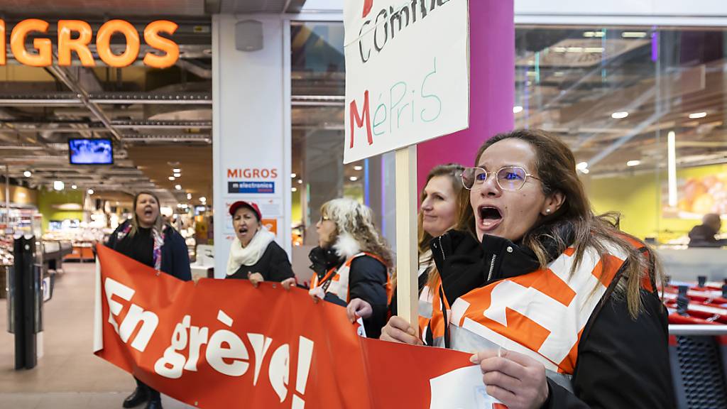 Angestellte von Micarna und Gewerkschaftsvertreterinnen protestierten am Dienstag vor einer Migros-Filiale in Lausanne.