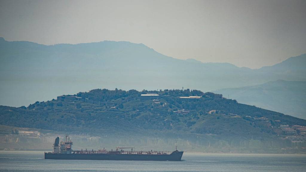 ARCHIV - Das Schiff «Clavel», das in internationalen Gewässern die Strecke von Gibraltar durchquert. Foto: Marcos Moreno/AP/dpa