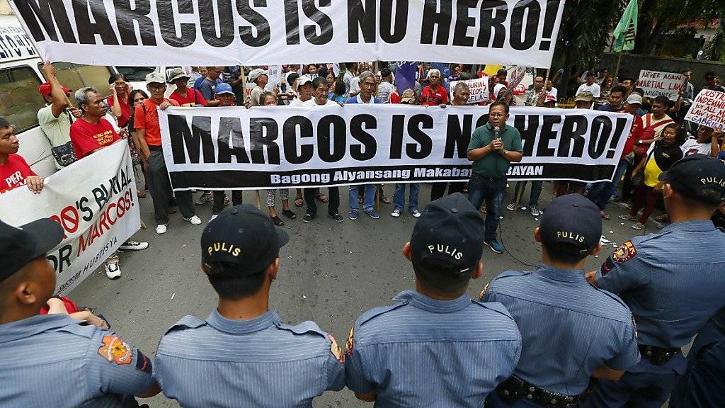 Trotz Protesten soll der frühere philippinische Diktator Ferdinand Marcos seinen Platz auf dem Heldenfriedhof des Landes erhalten. Die Behörden kündigten das Begräbnis kurzfristig an. (Archivbild)