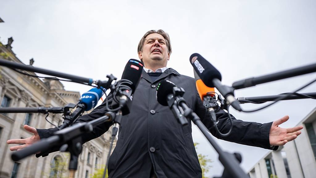 dpatopbilder - Maximilian Krah, AfD-Spitzenkandidat zur Europawahl, kommt zu einem Pressestatement nach dem Gespräch mit der AfD Fraktionsspitze. Ein Mitarbeiter von Krah steht unter dem Verdacht der Spionage für China. Foto: Michael Kappeler/dpa